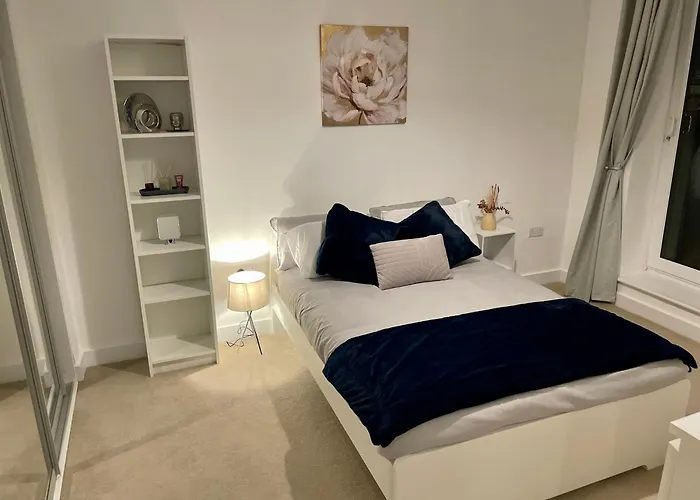 2Br 2Ba Top Floor Penthouse Apartment In Rg2 - Ideal For Business Travellers & Contractors, Free Parking & Sleeps Up To 6