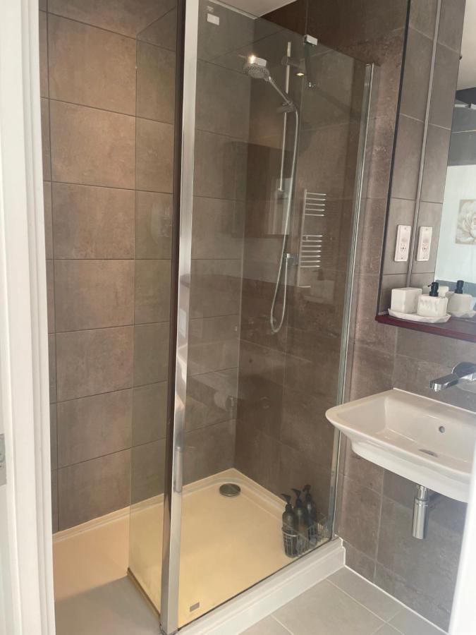 Apartment 2br 2ba Floor Penthouse In Rg2 - Ideal For Business Travellers & Contractors, Free Parking & Sleeps Up To 6 Reading