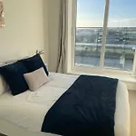 2Br 2Ba Top Floor Penthouse Apartment In Rg2 - Ideal For Business Travellers & Contractors, Free Parking & Sleeps Up To 6