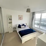 2Br 2Ba Top Floor Penthouse Apartment In Rg2 - Ideal For Business Travellers & Contractors, Free Parking & Sleeps Up To 6