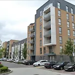 2Br 2Ba Top Floor Penthouse Apartment In Rg2 - Ideal For Business Travellers & Contractors, Free Parking & Sleeps Up To 6