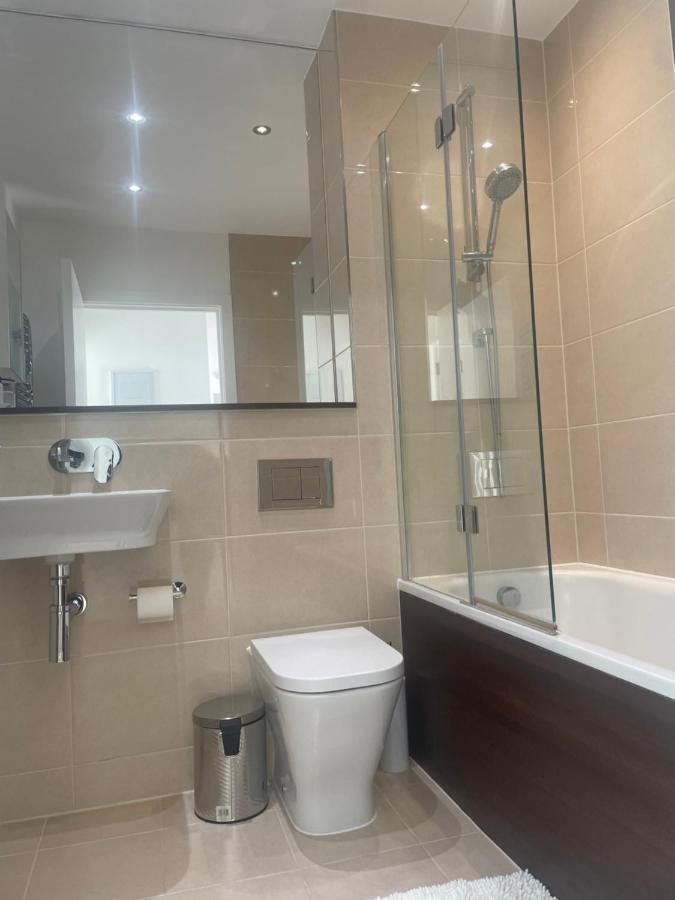 Apartment 2br 2ba Floor Penthouse In Rg2 - Ideal For Business Travellers & Contractors, Free Parking & Sleeps Up To 6 *