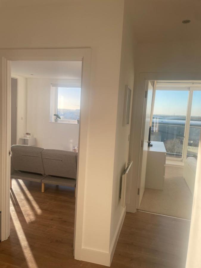 2br 2ba Floor Penthouse In Rg2 - Ideal For Business Travellers & Contractors, Free Parking & Sleeps Up To 6 * Reading