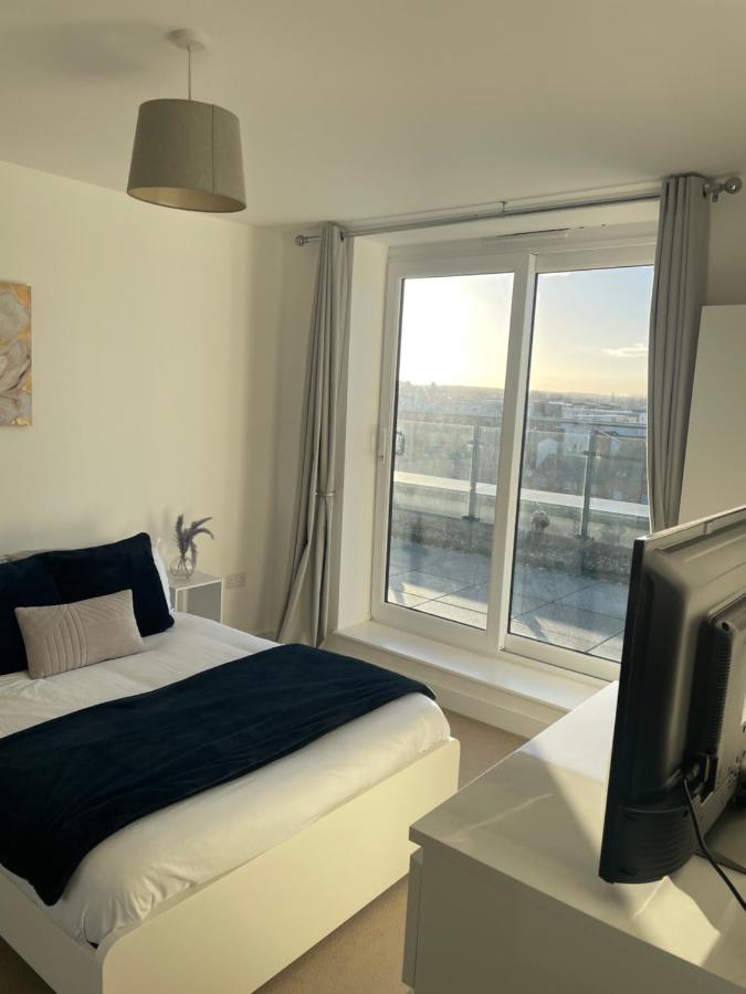 2br 2ba Floor Penthouse In Rg2 - Ideal For Business Travellers & Contractors, Free Parking & Sleeps Up To 6 Reading