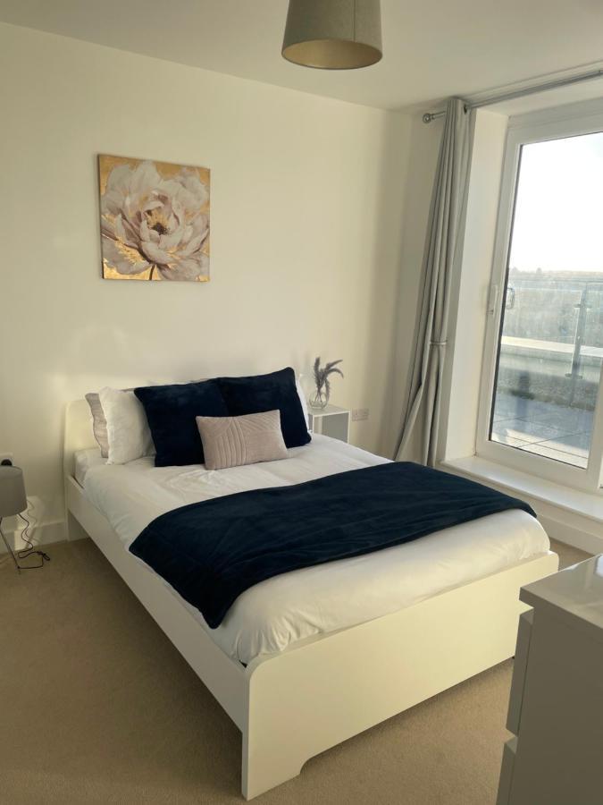 2br 2ba Floor Penthouse In Rg2 - Ideal For Business Travellers & Contractors, Free Parking & Sleeps Up To 6