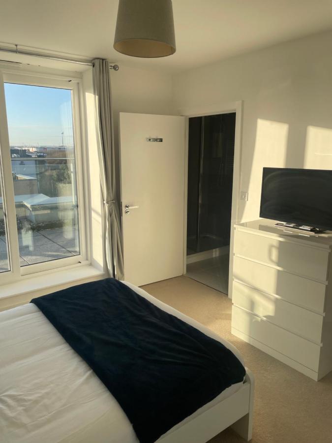 2br 2ba Floor Penthouse In Rg2 - Ideal For Business Travellers & Contractors, Free Parking & Sleeps Up To 6 Apartment *