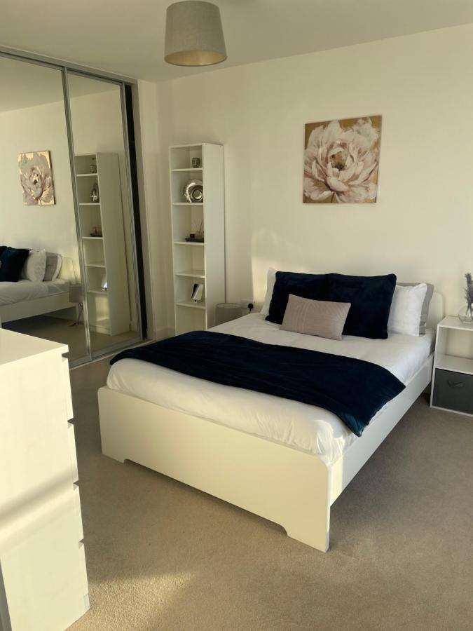 Apartment 2br 2ba Floor Penthouse In Rg2 - Ideal For Business Travellers & Contractors, Free Parking & Sleeps Up To 6