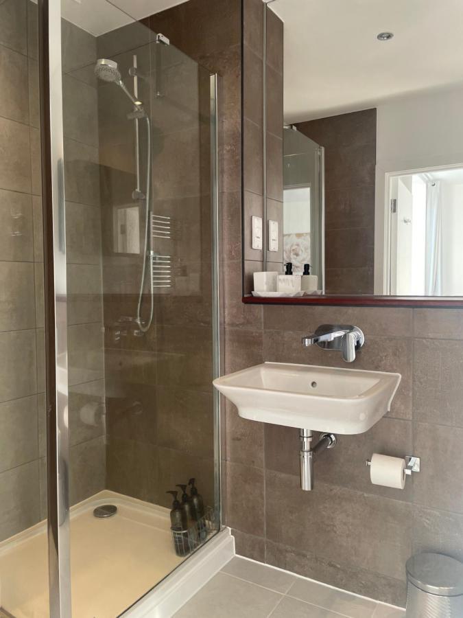 2br 2ba Floor Penthouse In Rg2 - Ideal For Business Travellers & Contractors, Free Parking & Sleeps Up To 6 Apartment *