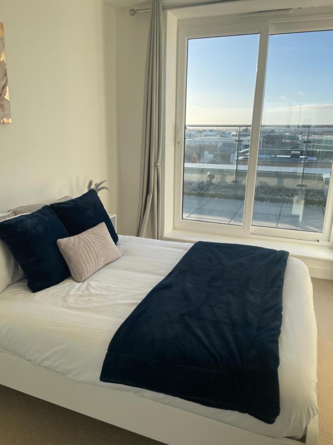 2br 2ba Floor Penthouse In Rg2 - Ideal For Business Travellers & Contractors, Free Parking & Sleeps Up To 6 Apartment *