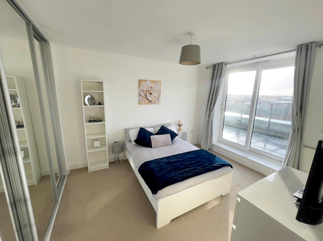 2br 2ba Floor Penthouse In Rg2 - Ideal For Business Travellers & Contractors, Free Parking & Sleeps Up To 6 * Reading