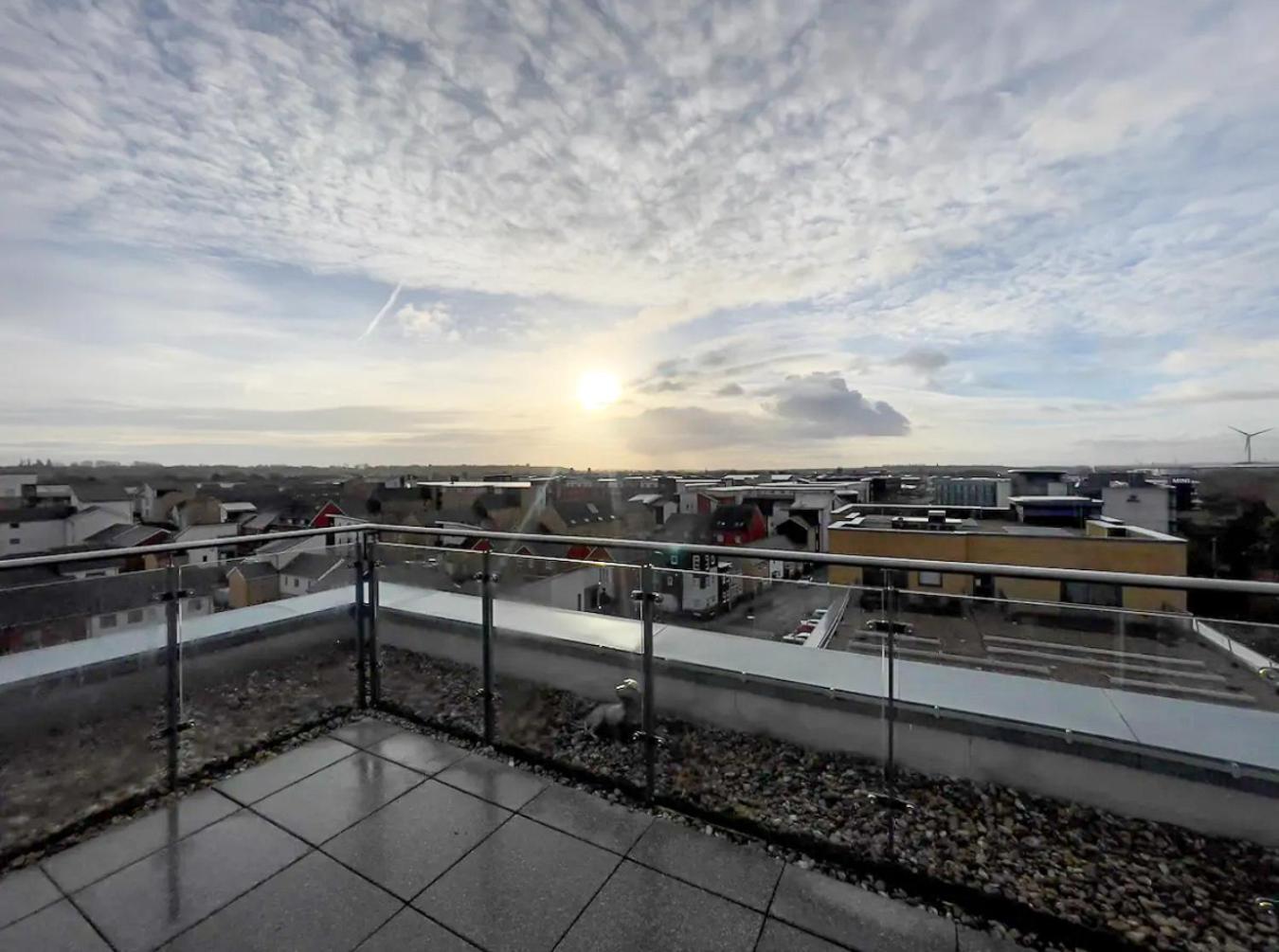 2br 2ba Floor Penthouse In Rg2 - Ideal For Business Travellers & Contractors, Free Parking & Sleeps Up To 6