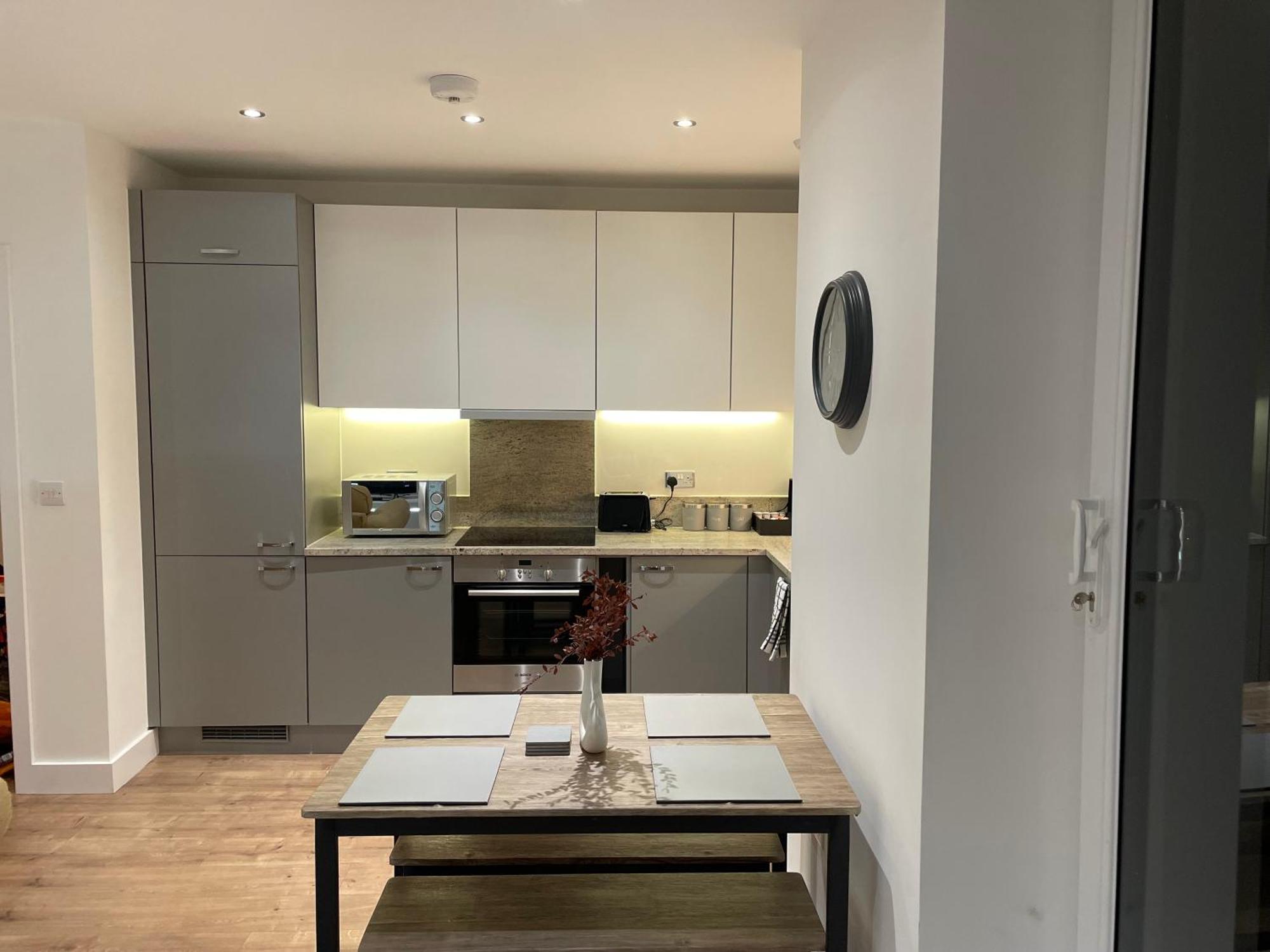 2br 2ba Floor Penthouse In Rg2 - Ideal For Business Travellers & Contractors, Free Parking & Sleeps Up To 6 Apartment