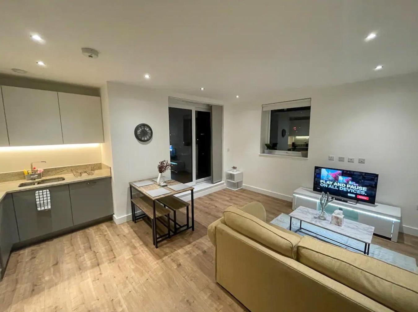 2br 2ba Floor Penthouse In Rg2 - Ideal For Business Travellers & Contractors, Free Parking & Sleeps Up To 6 Apartment Reading
